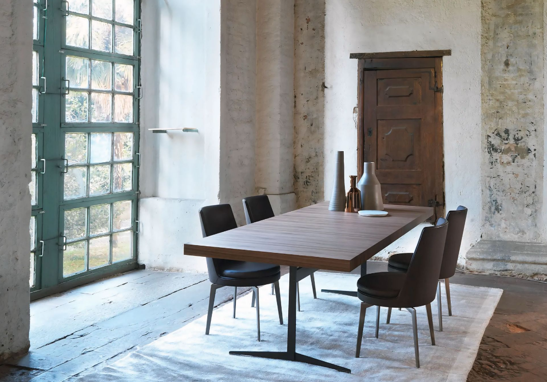 Een eetkamer met een houten tafel en stoelen