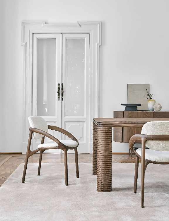 Een eetkamer met een houten tafel en stoelen