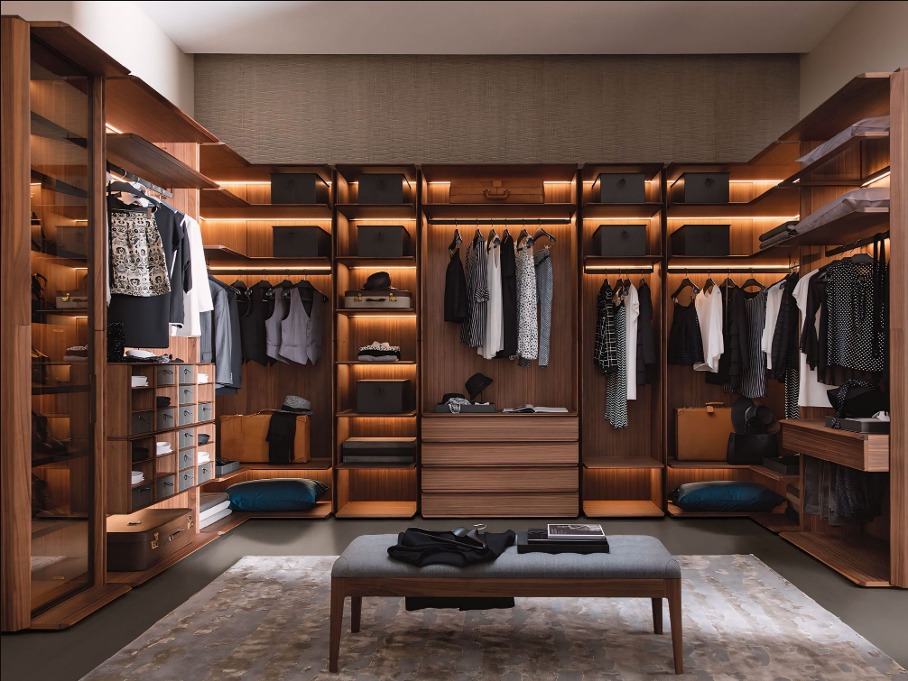 Een inloopkast gevuld met veel kleding en een salontafel.