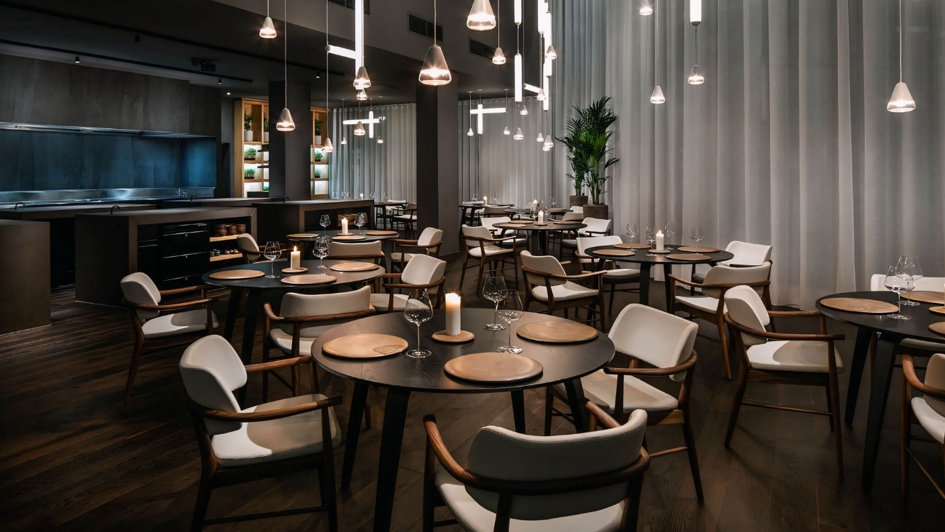 Er zijn veel tafels en stoelen in het restaurant.