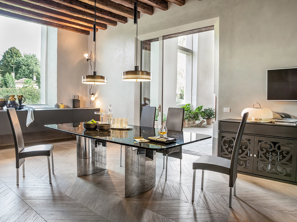 Een eetkamer met een tafel, stoelen en een televisie.