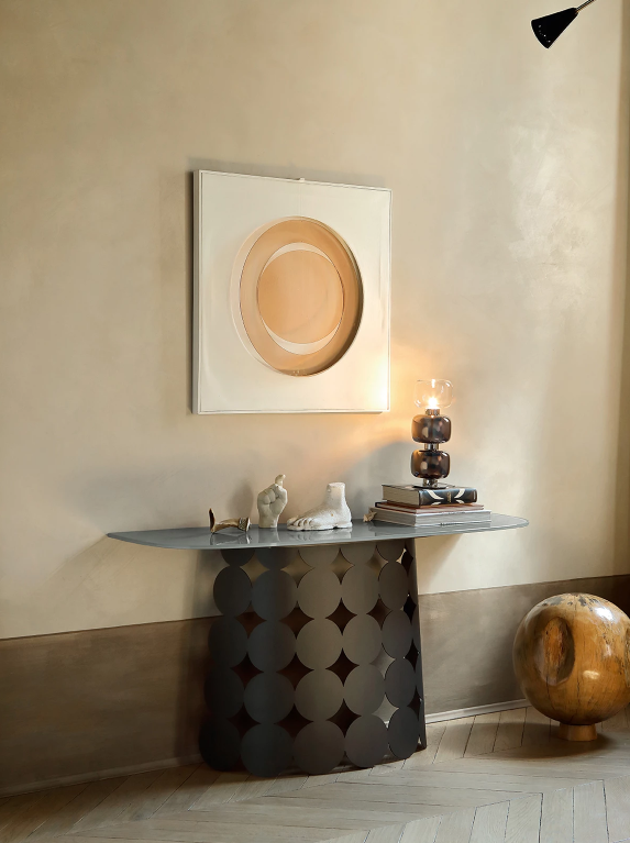 Een kamer met een tafel en een schilderij aan de muur.