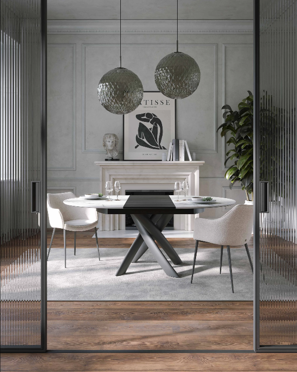 Een eetkamer met een tafel, stoelen en een open haard.