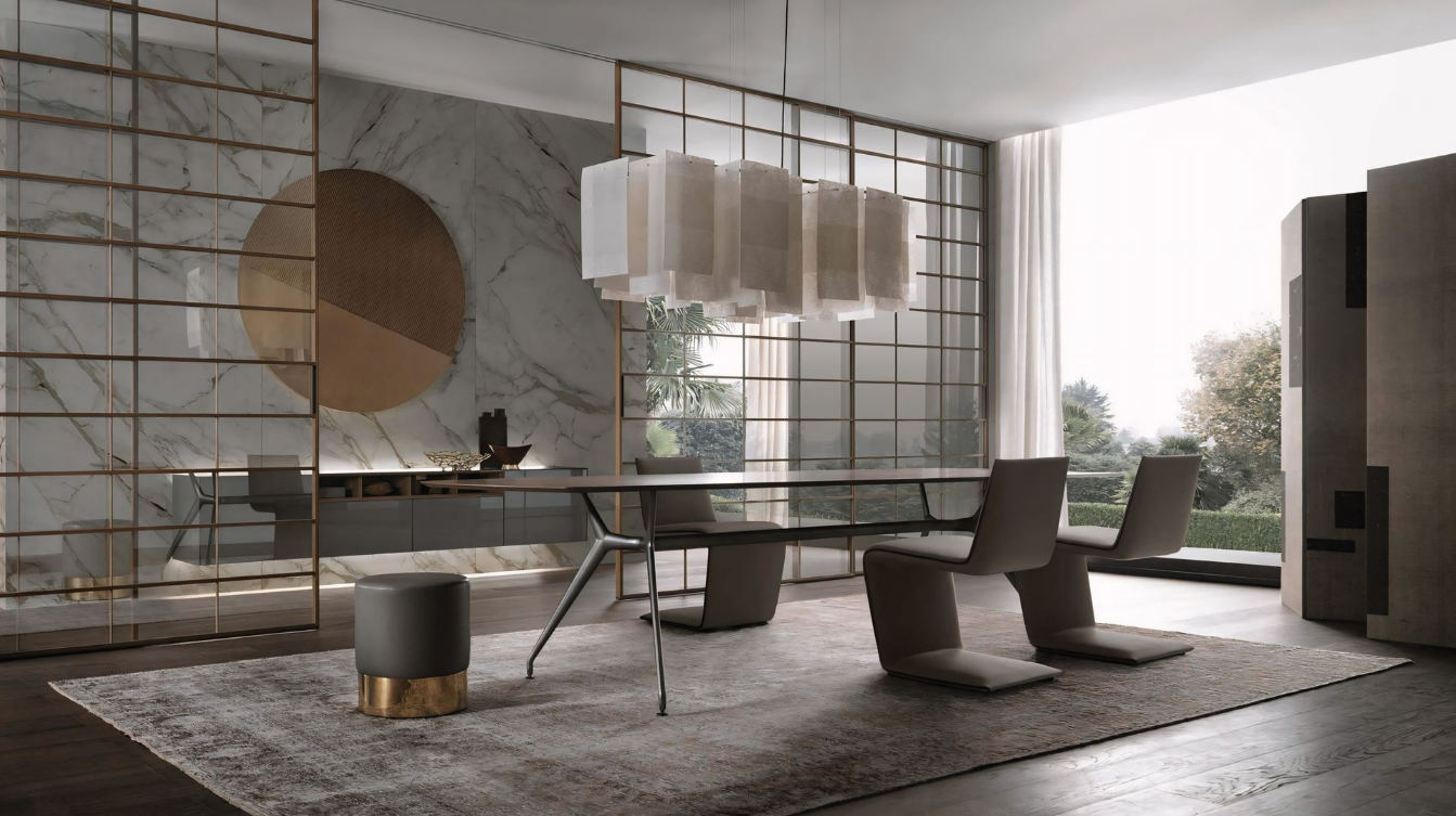 Een eetkamer met een tafel, stoelen en een glazen schuifdeur.
