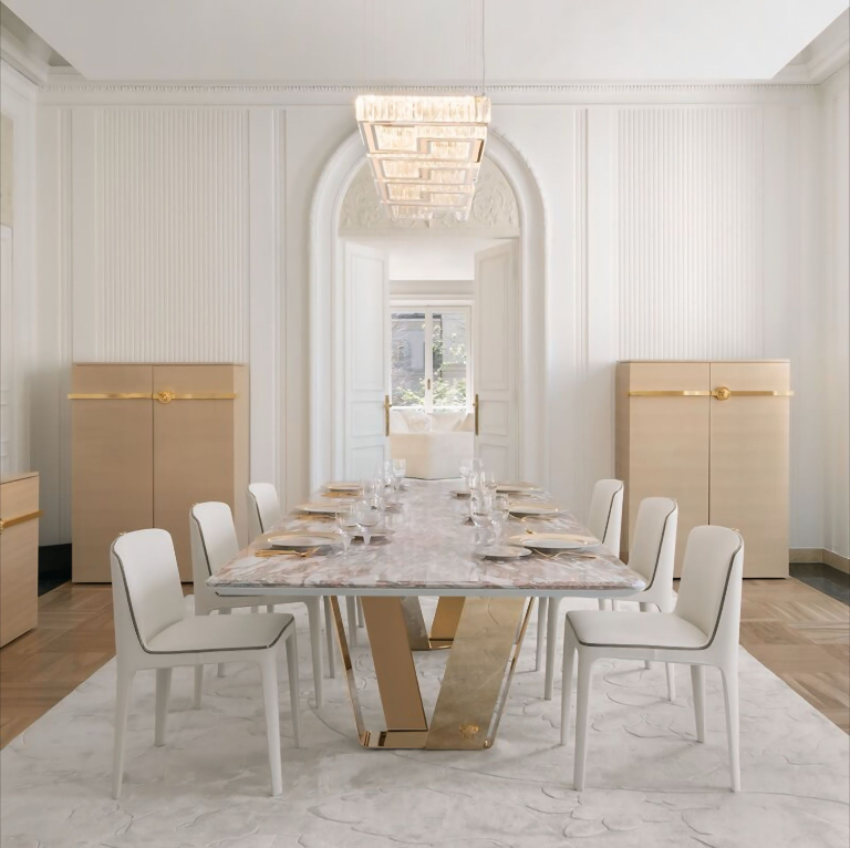 Een eetkamer met een lange tafel en stoelen