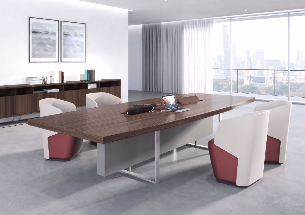 Een conferentieruimte met een lange tafel en stoelen