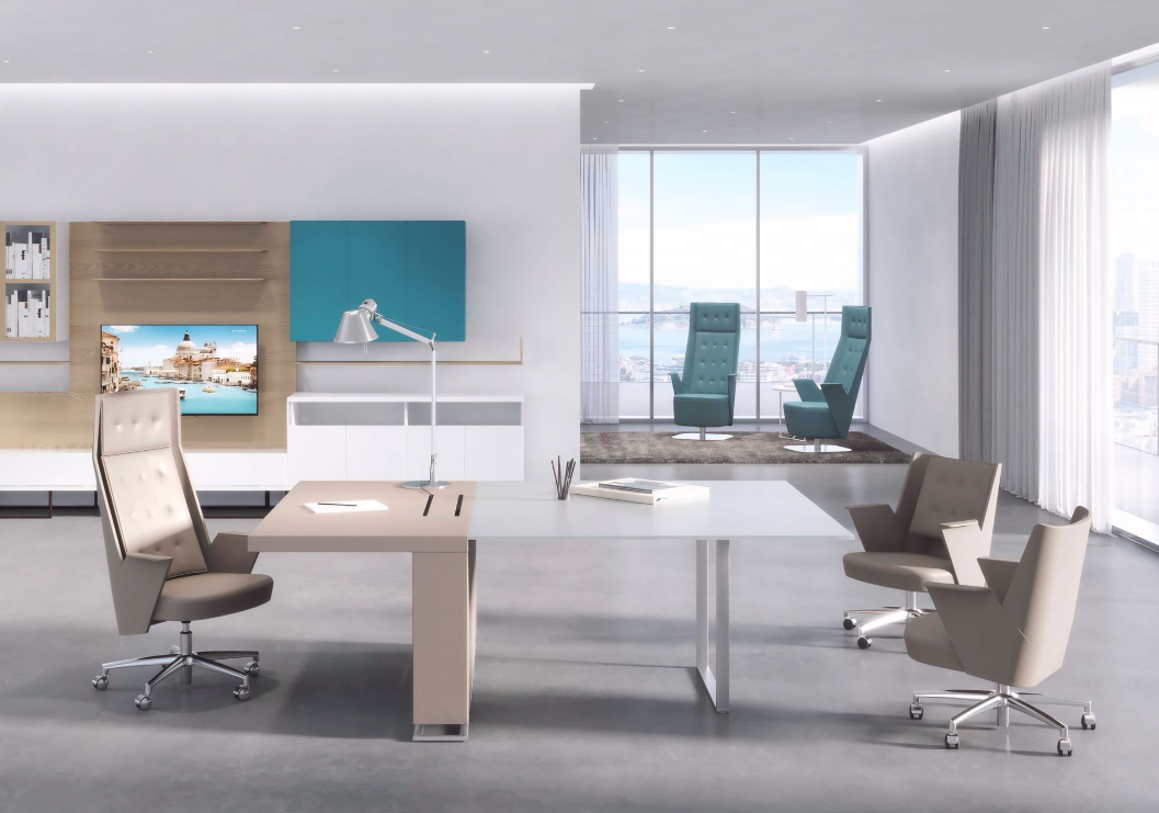 Een kamer met een tafel, stoelen en een televisie aan de muur.