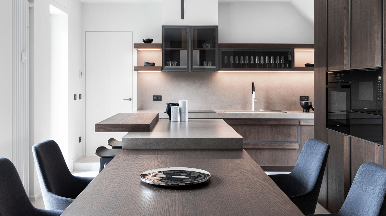 Een keuken met een tafel, stoelen en een bord op tafel.