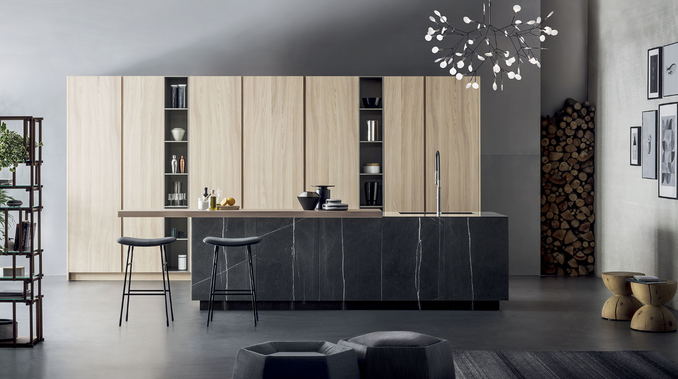 Een keuken met houten kasten en een zwart aanrechtblad