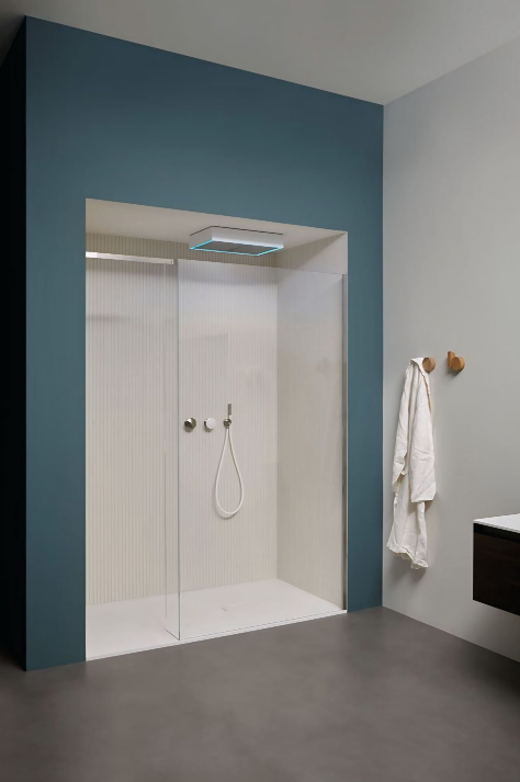 Een badkamer met inloopdouche en een blauwe muur