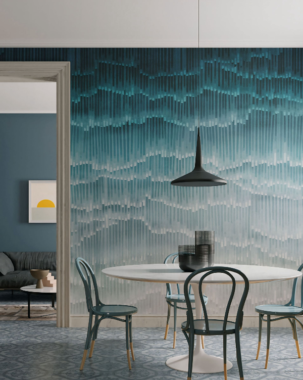 Een eetkamer met een tafel, stoelen en een blauwe muur.