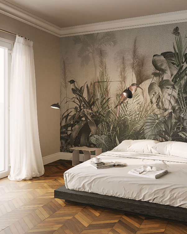 Een slaapkamer met een bed en een grote muurschildering aan de muur.