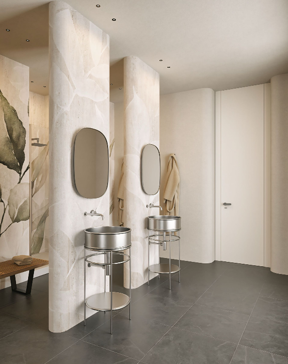 Een badkamer met twee wastafels en twee spiegels.