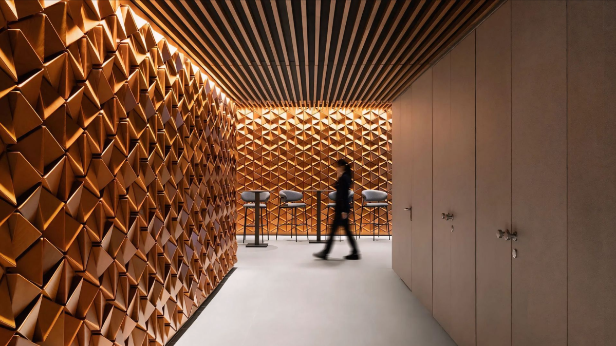 Iemand loopt door een gang met een houten wand.
