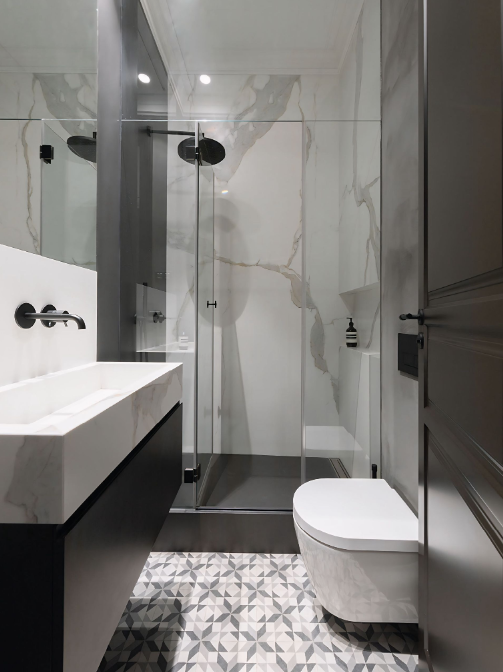Een badkamer met toilet, wastafel en douche.