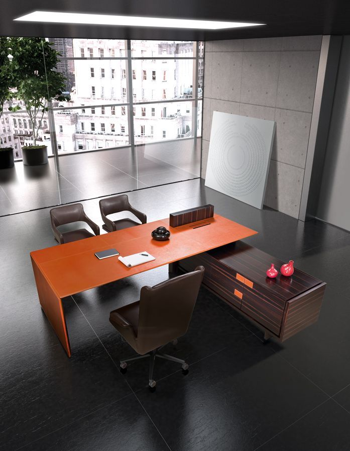 Een kamer met een grote oranje tafel en stoelen
