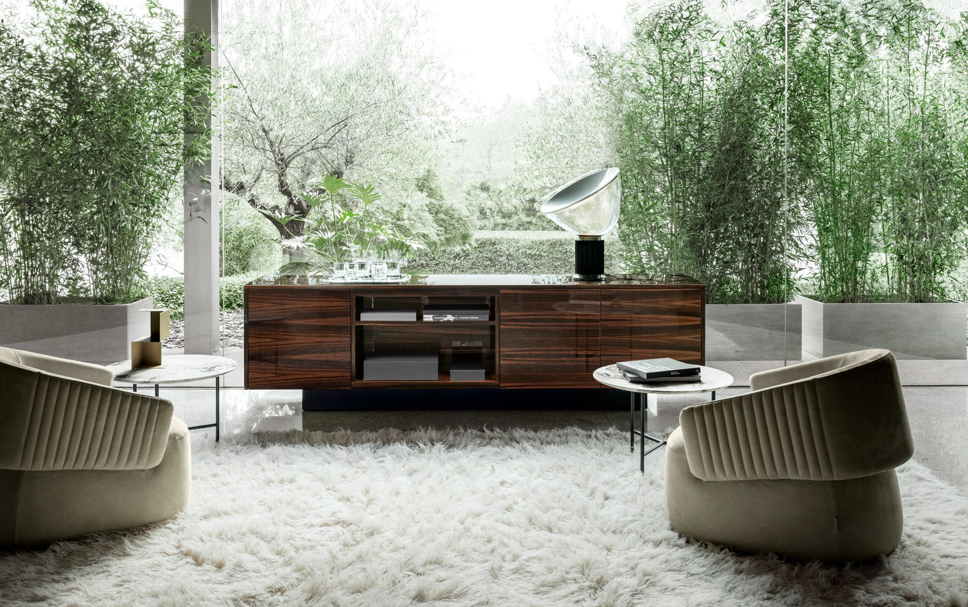 Een woonkamer met twee stoelen en een houten kast