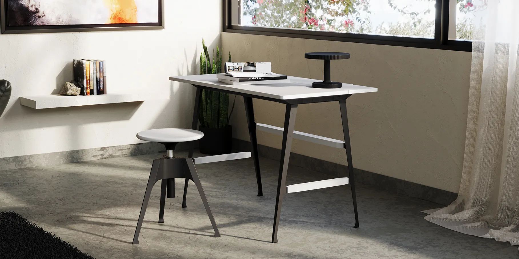 Een kamer met een bureau en een kruk voor een raam.