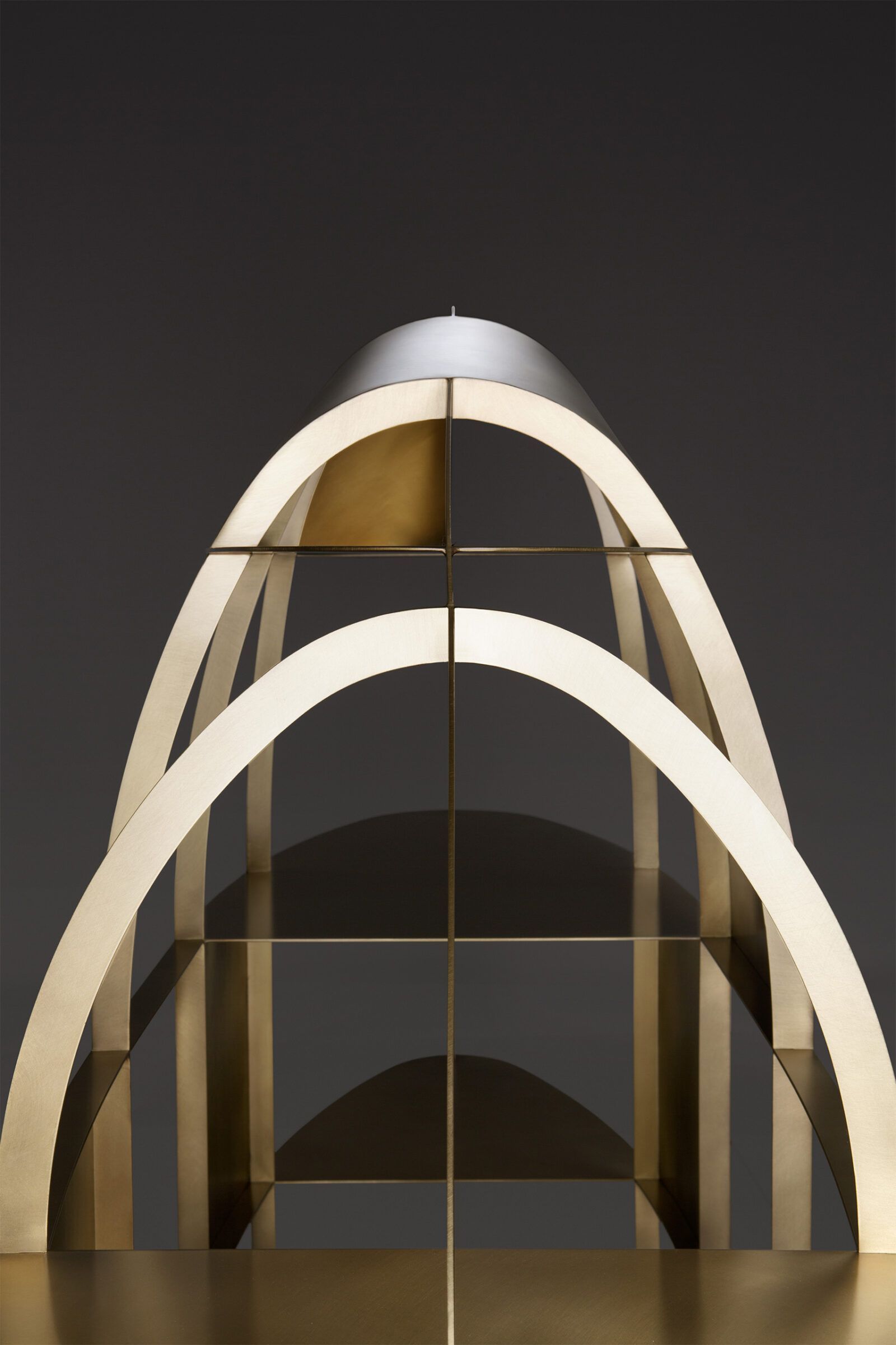 Een sculptuur van een brug met een zwarte achtergrond
