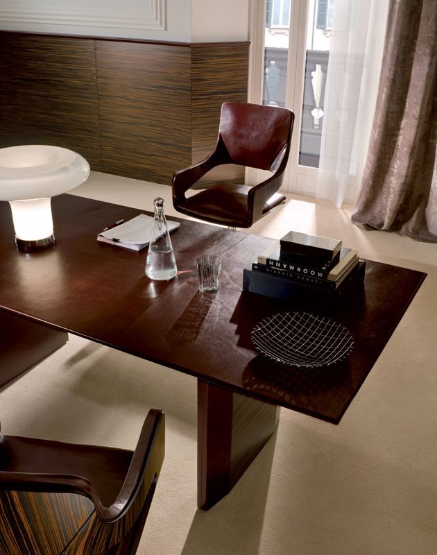 Een houten bureau met een fles water erop