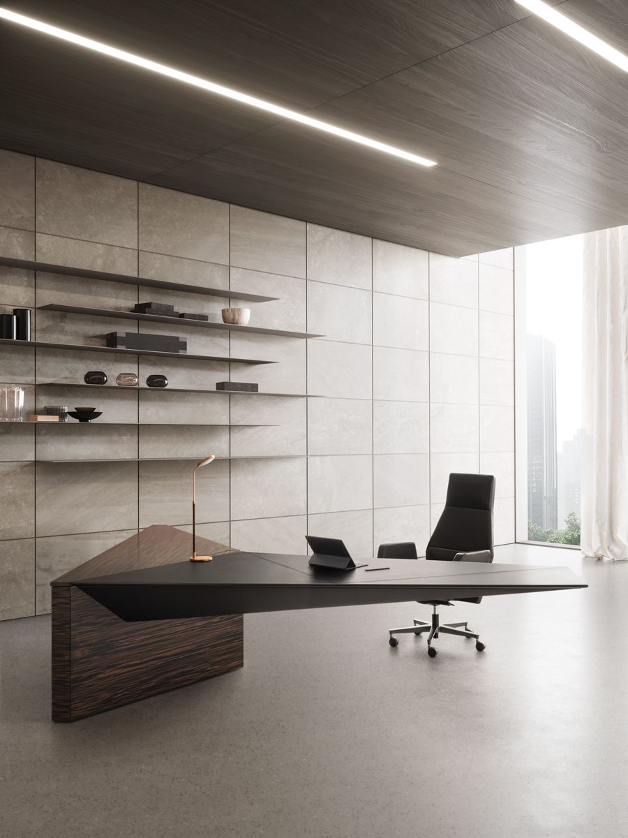 Een modern kantoor met een lang bureau en een stoel