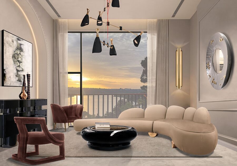 Een woonkamer met een bank, stoelen, een salontafel en een groot raam.