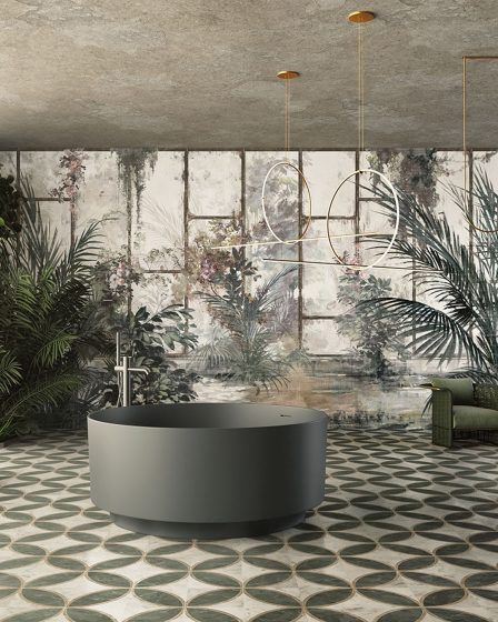 Een badkamer met een rond bad in het midden van de kamer.