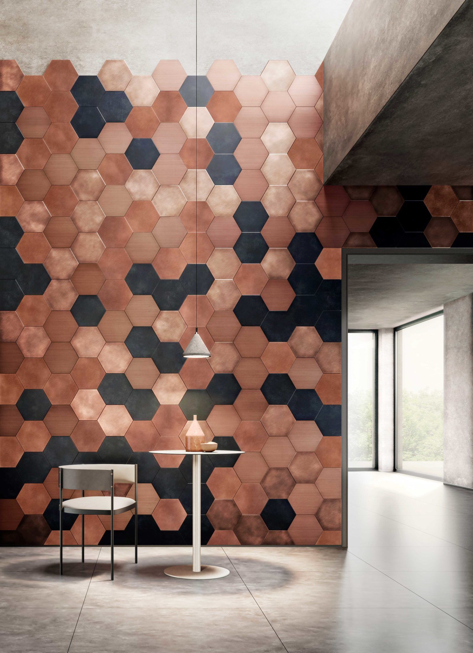 Een kamer met een tafel en stoelen voor een muur met zeshoekige tegels.