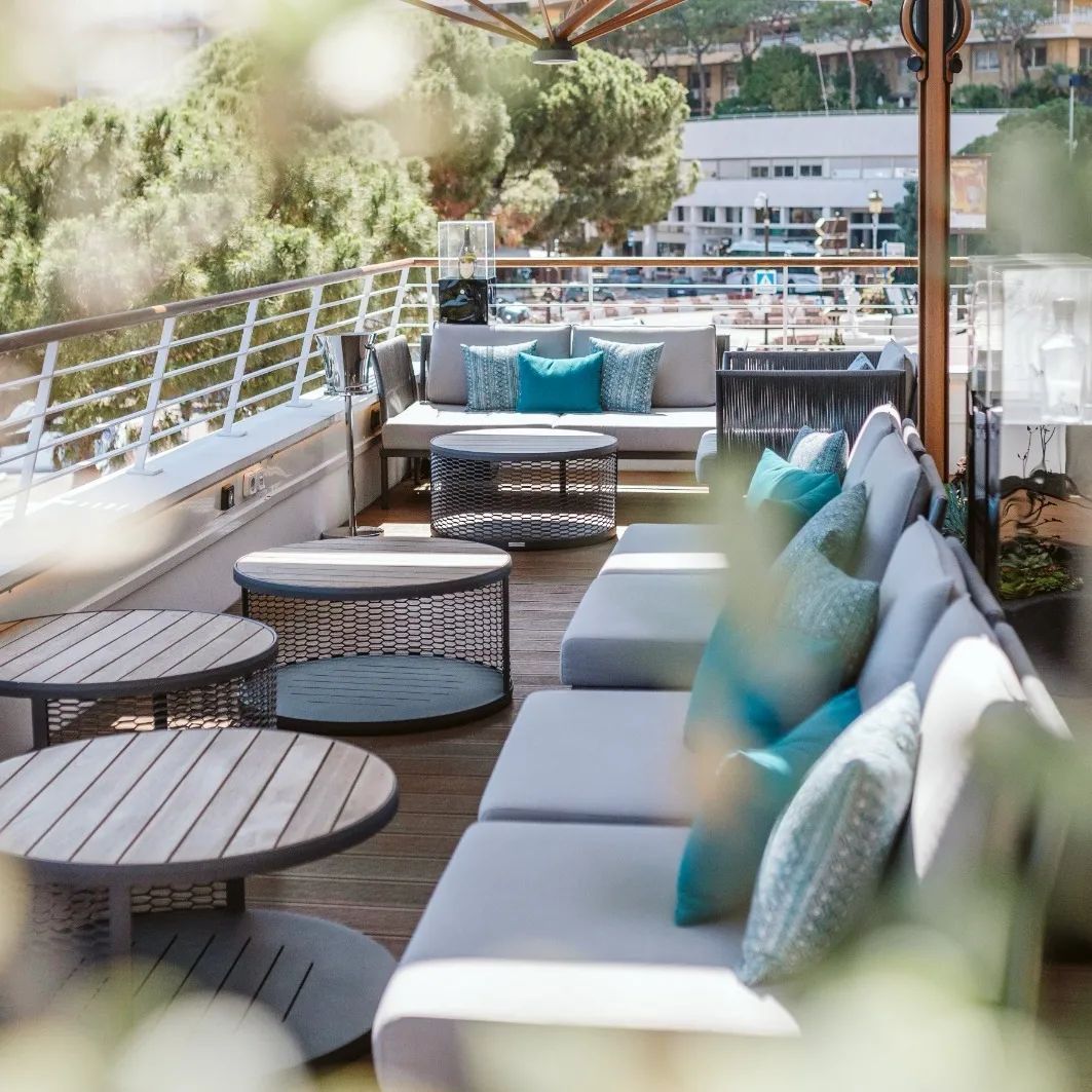 Een terras met veel meubilair en tafels