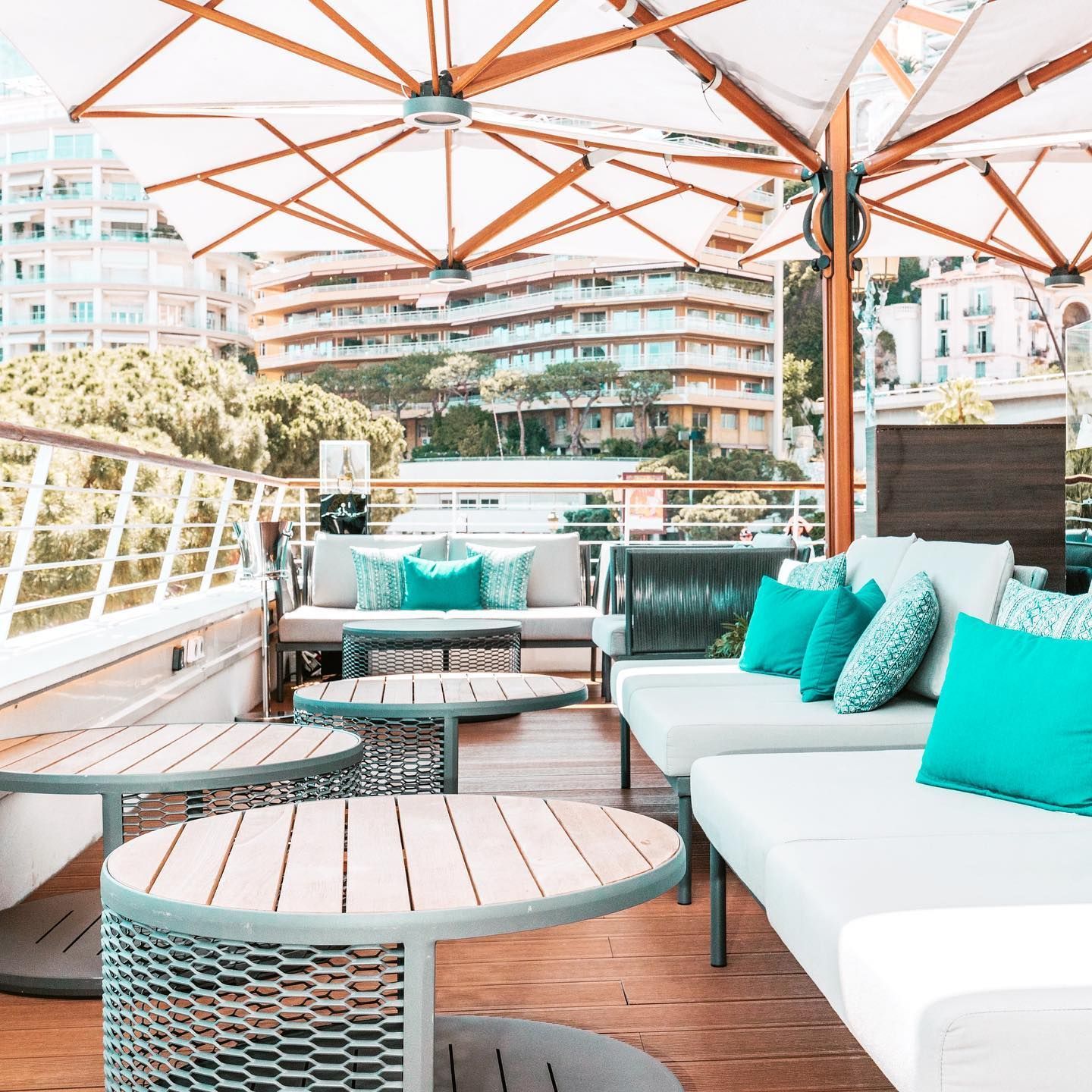 Een terras met veel meubilair en parasols