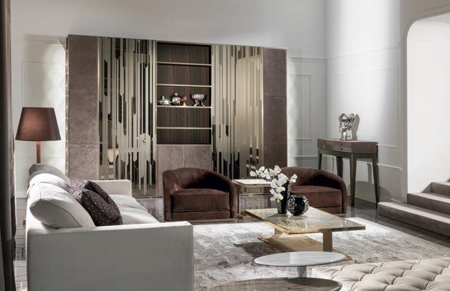 Een woonkamer met een bank, twee stoelen, een salontafel en een lamp.