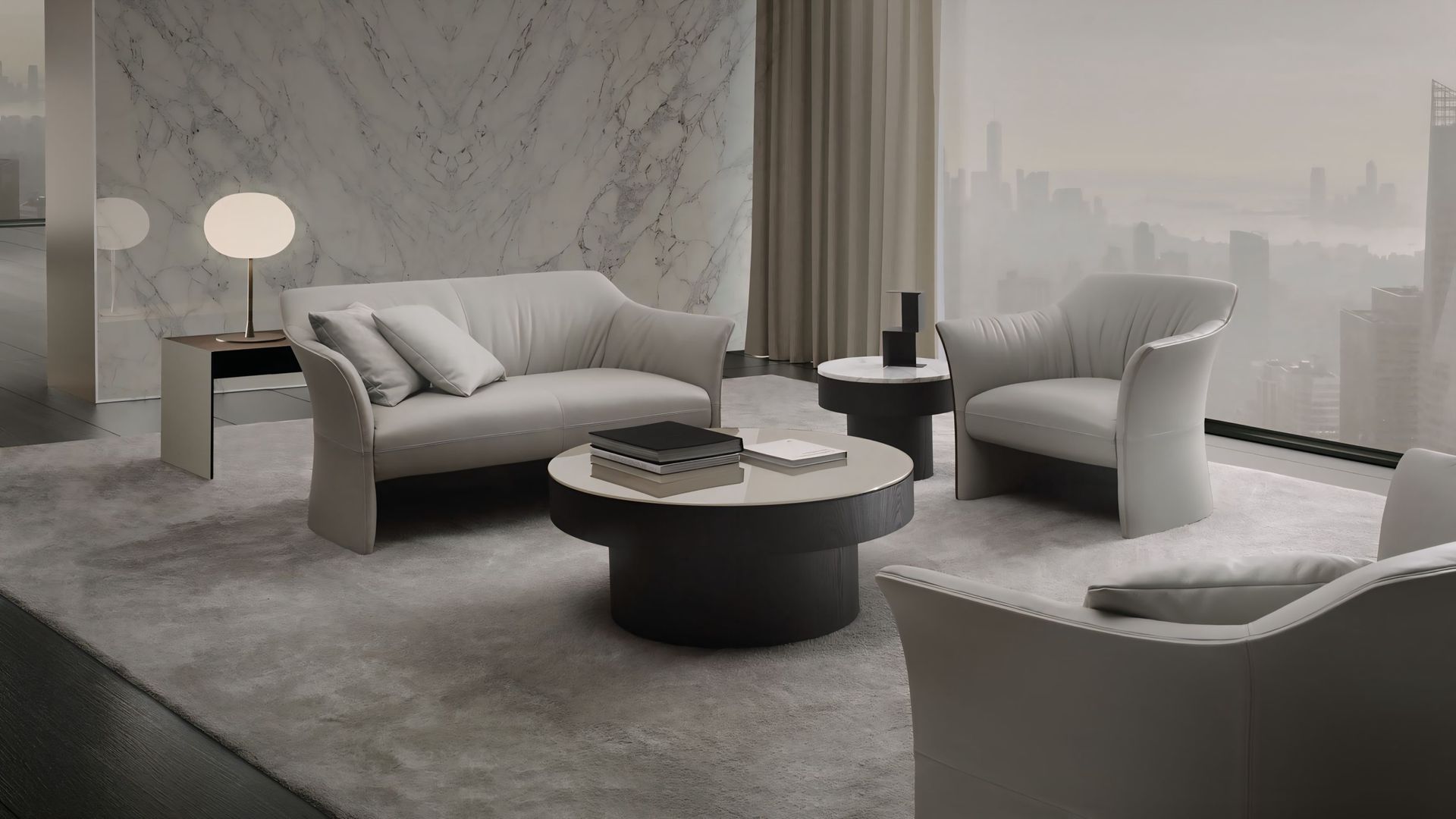 Een woonkamer met een bank, stoelen en een salontafel.