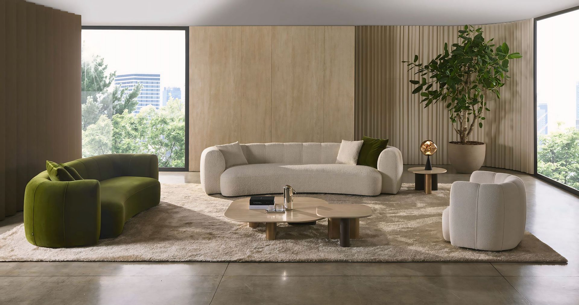 Een woonkamer met een bank, twee stoelen, een salontafel en een plant.