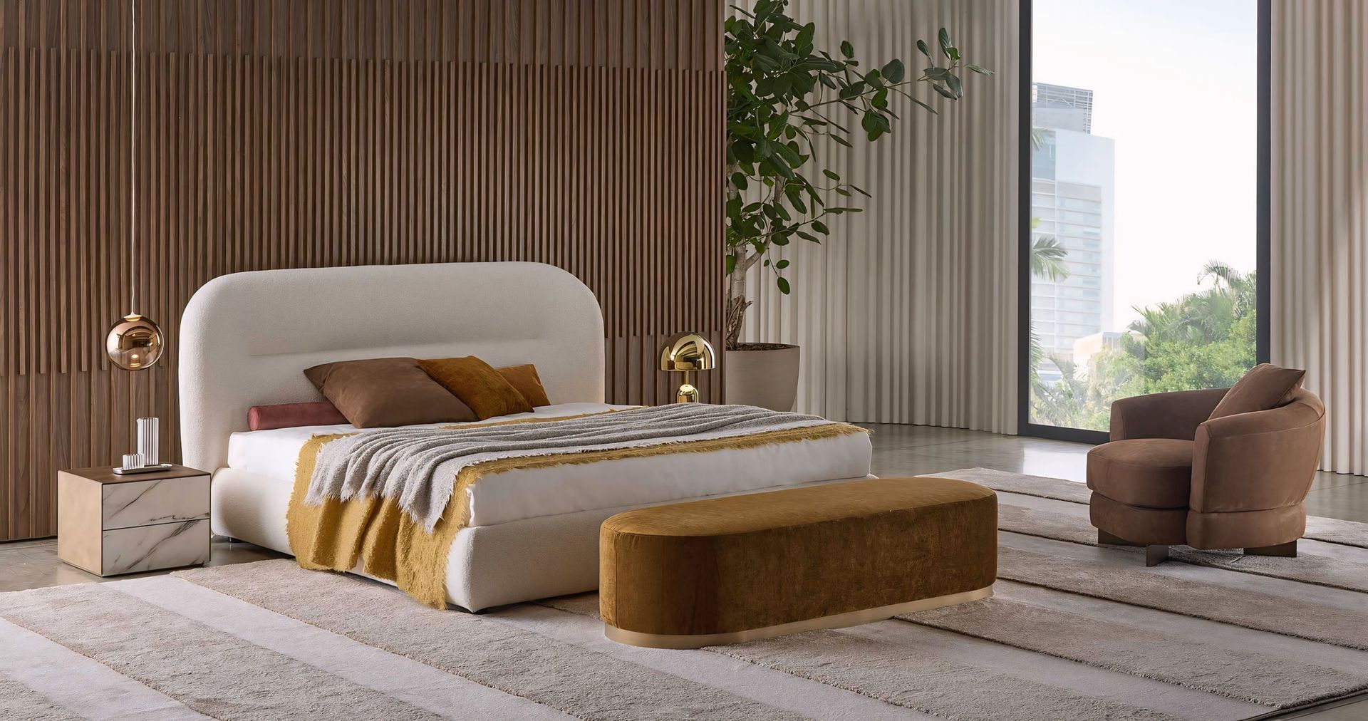 Een slaapkamer met een bed, stoel, nachtkastje en bank.