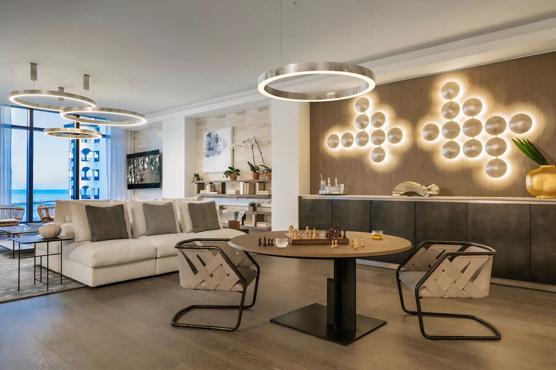 Een impressie van een woonkamer met een bank, tafel en stoelen.