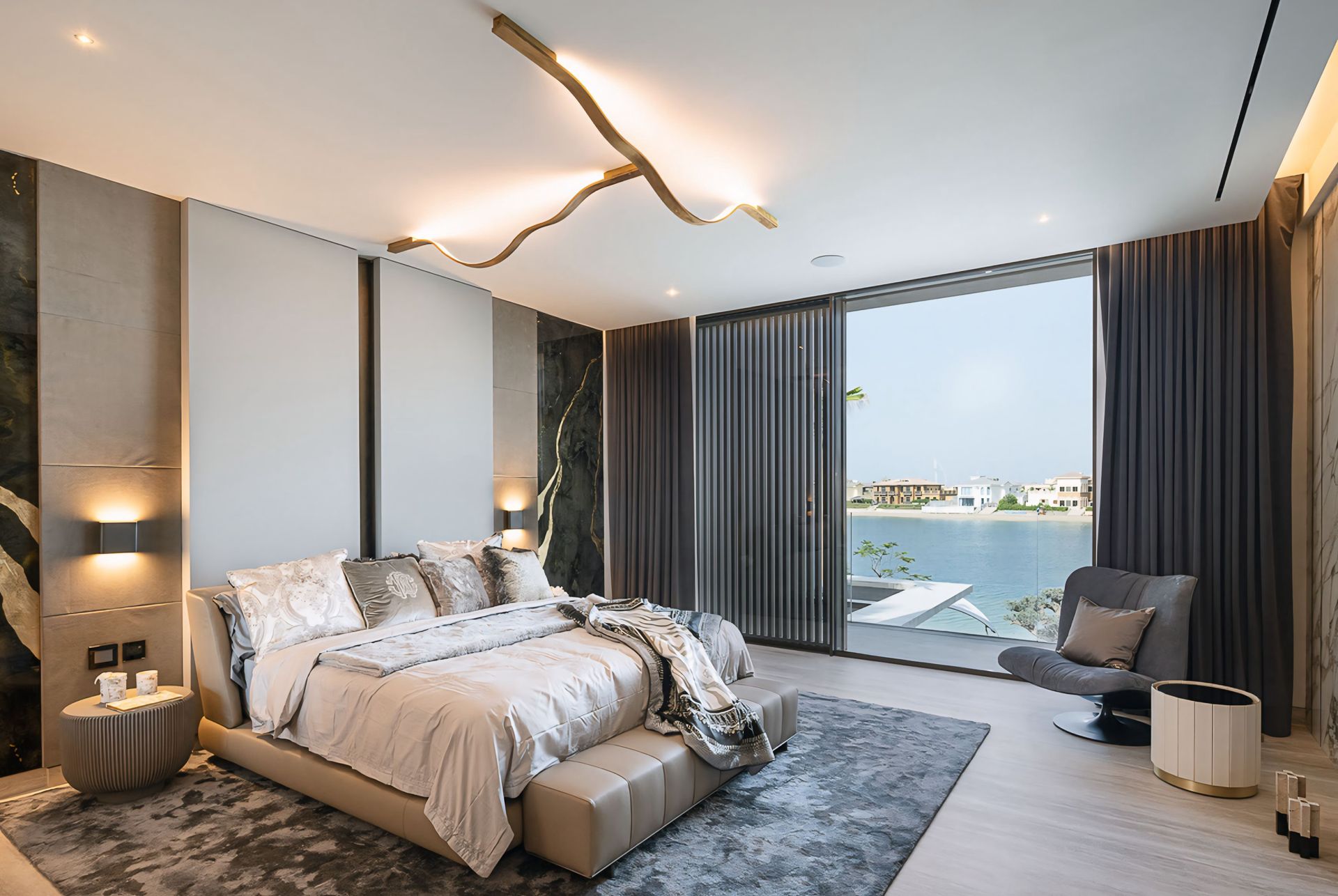 Een slaapkamer met een groot bed en een groot raam.