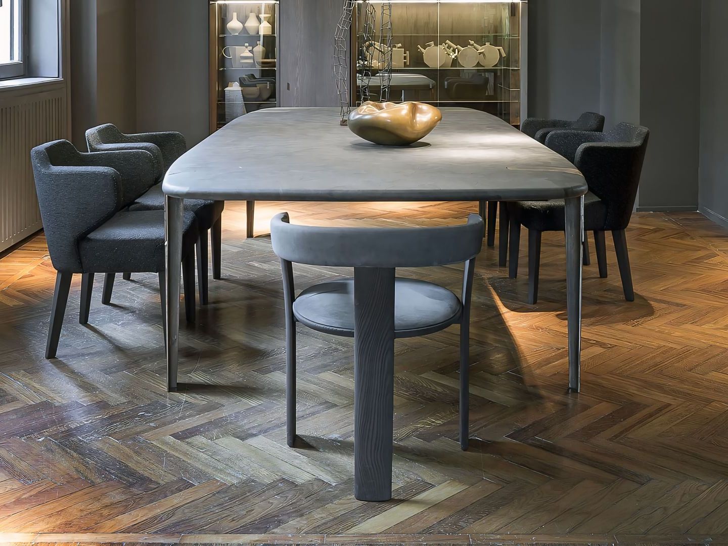 Een eetkamer met een tafel, stoelen en een kom op tafel.