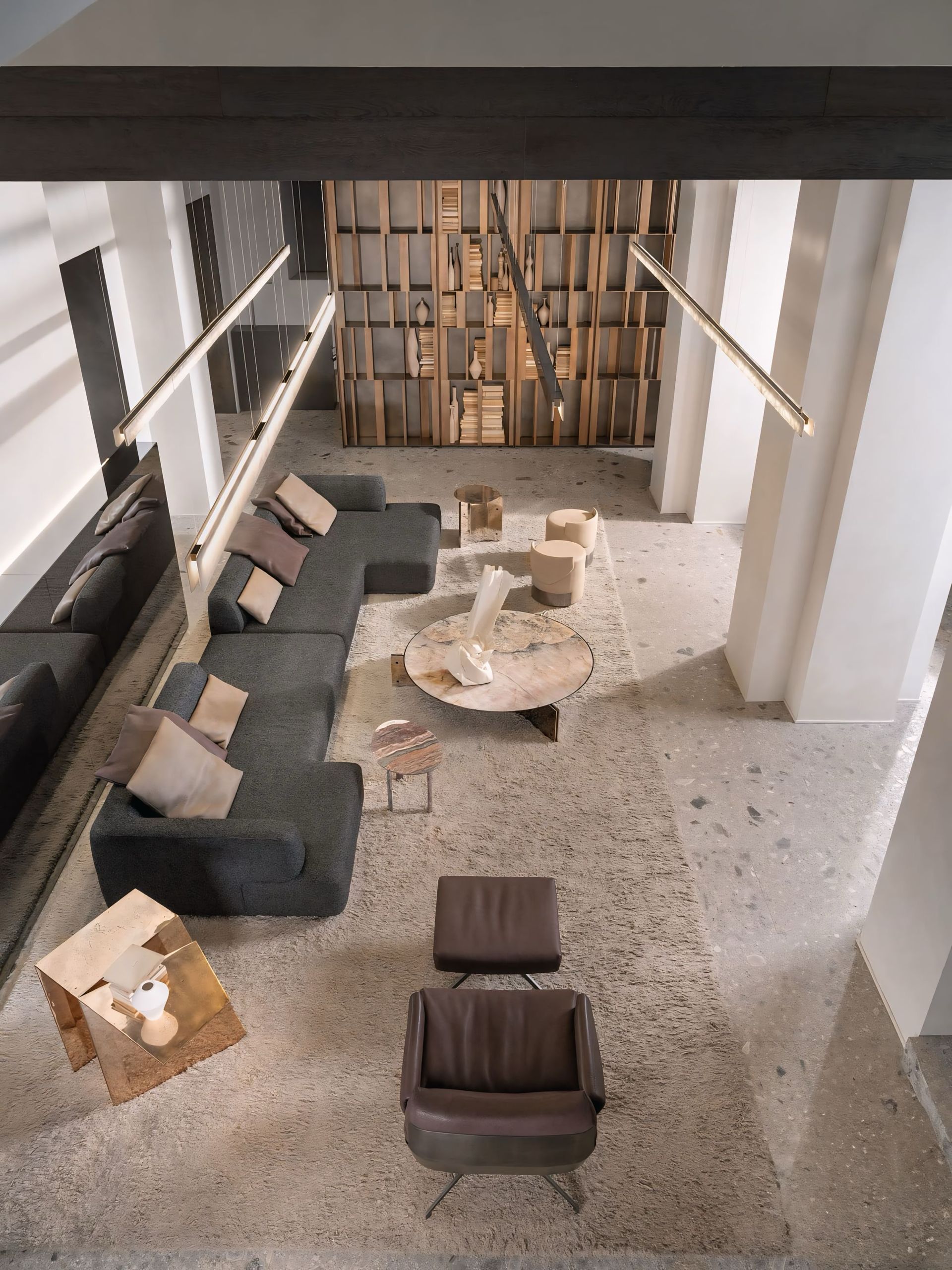 Een luchtfoto van een woonkamer met een bank en stoelen