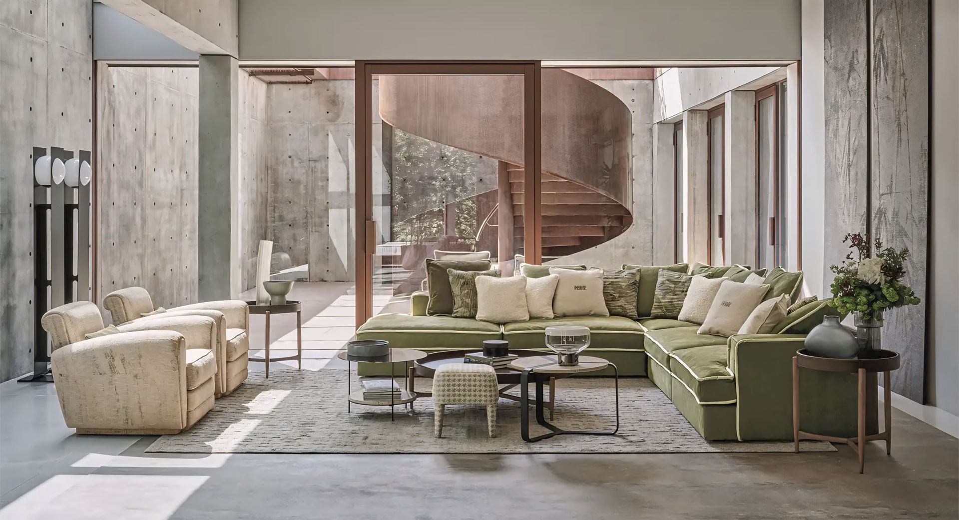 Een woonkamer met een bank, stoelen en een wenteltrap.