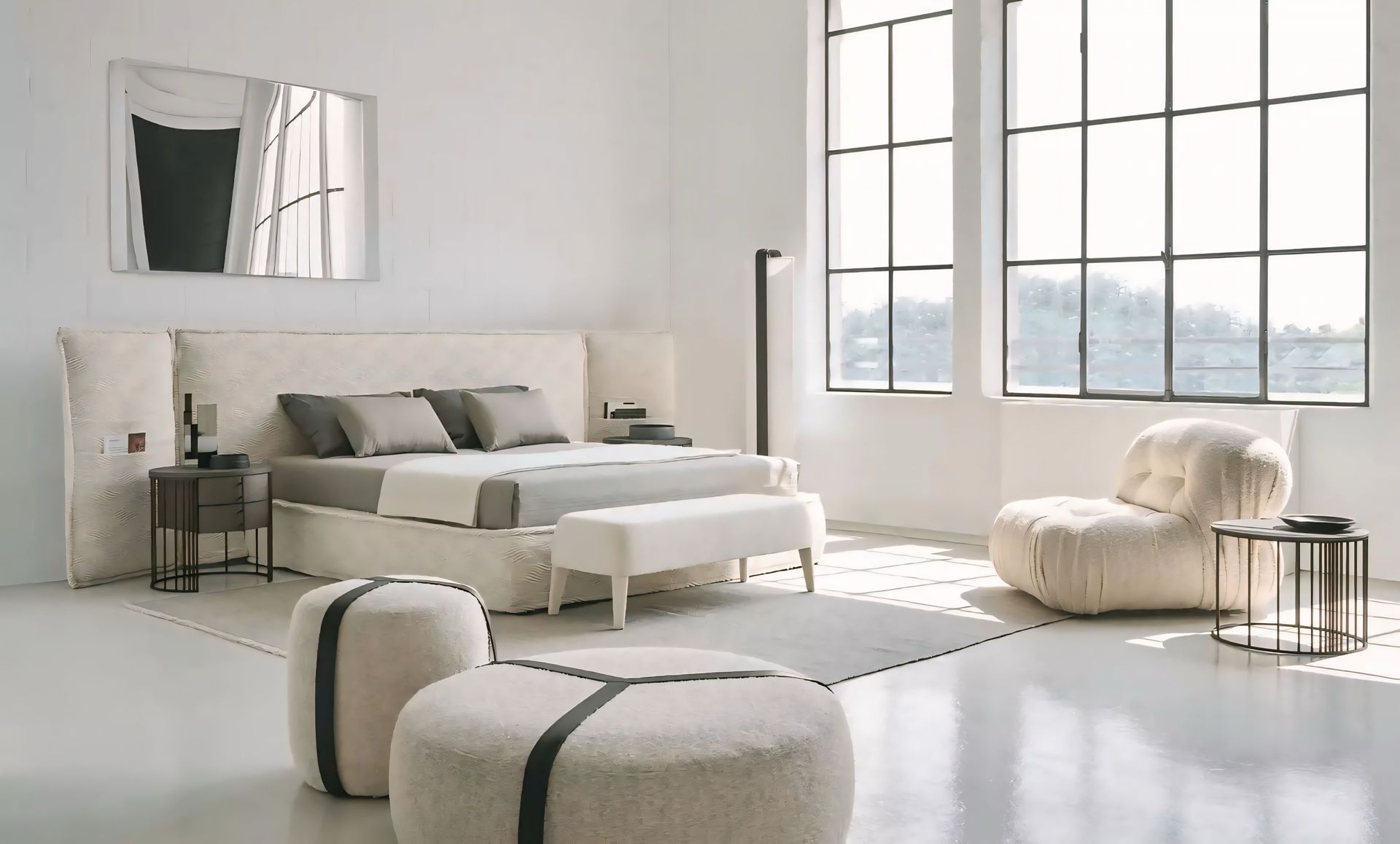 Een slaapkamer met een bed, stoel en voetenbankjes