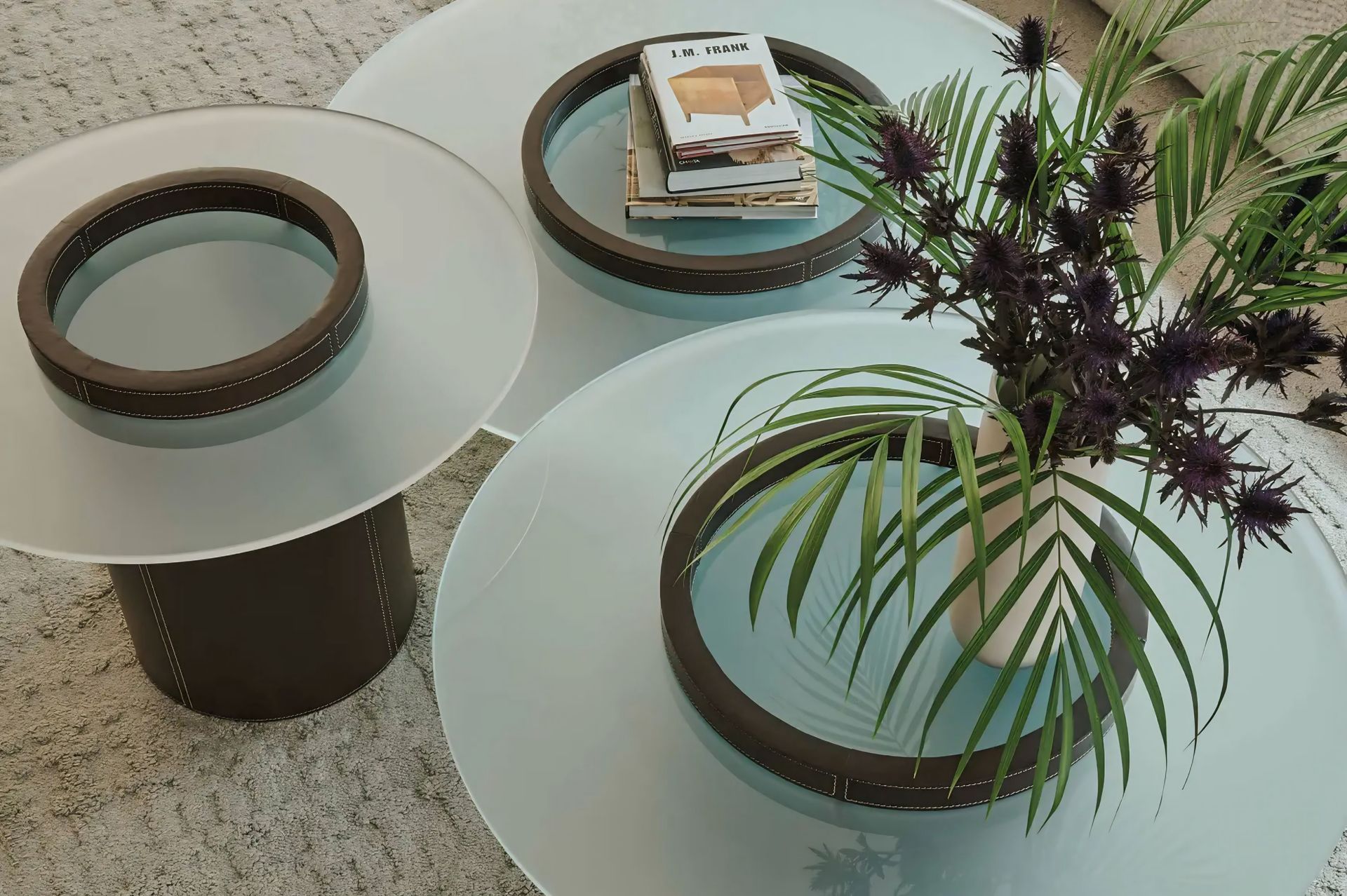 Een tafel met een vaas met bloemen erop