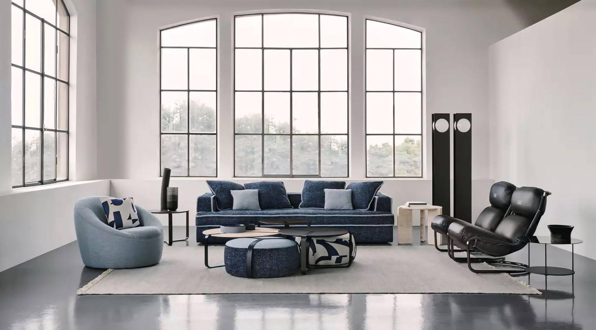 Een woonkamer met een blauwe bank en stoelen