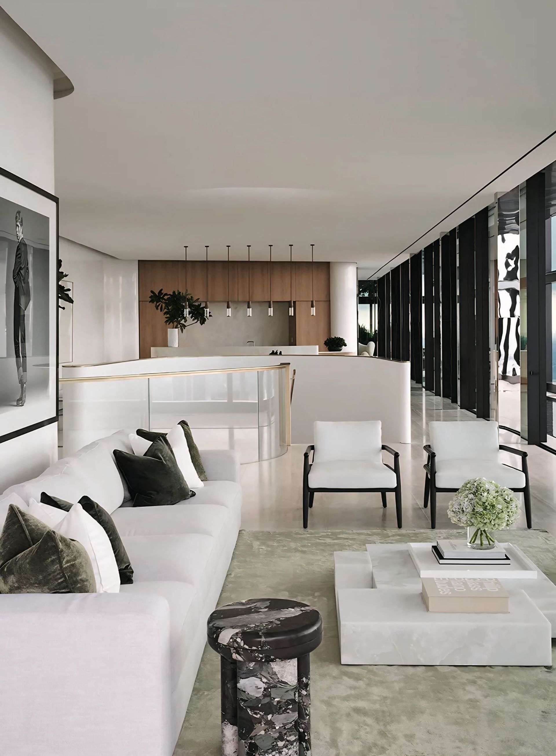 Een woonkamer met een witte bank en stoelen