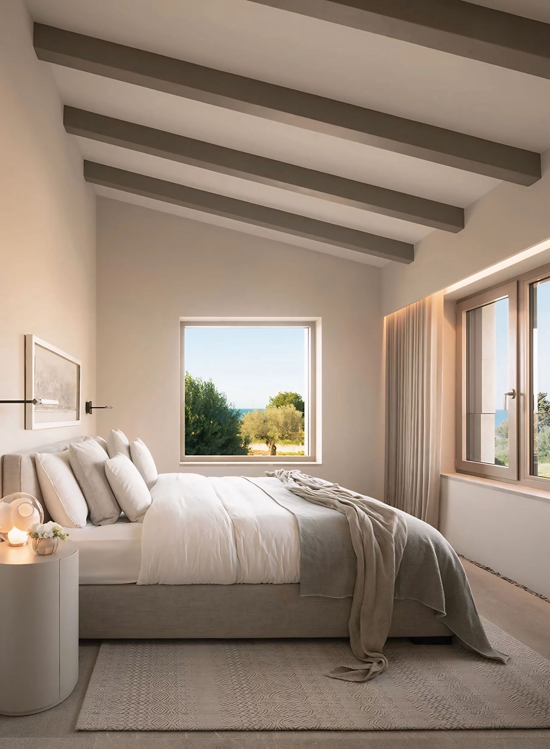 Een slaapkamer met een kingsize bed en een groot raam.