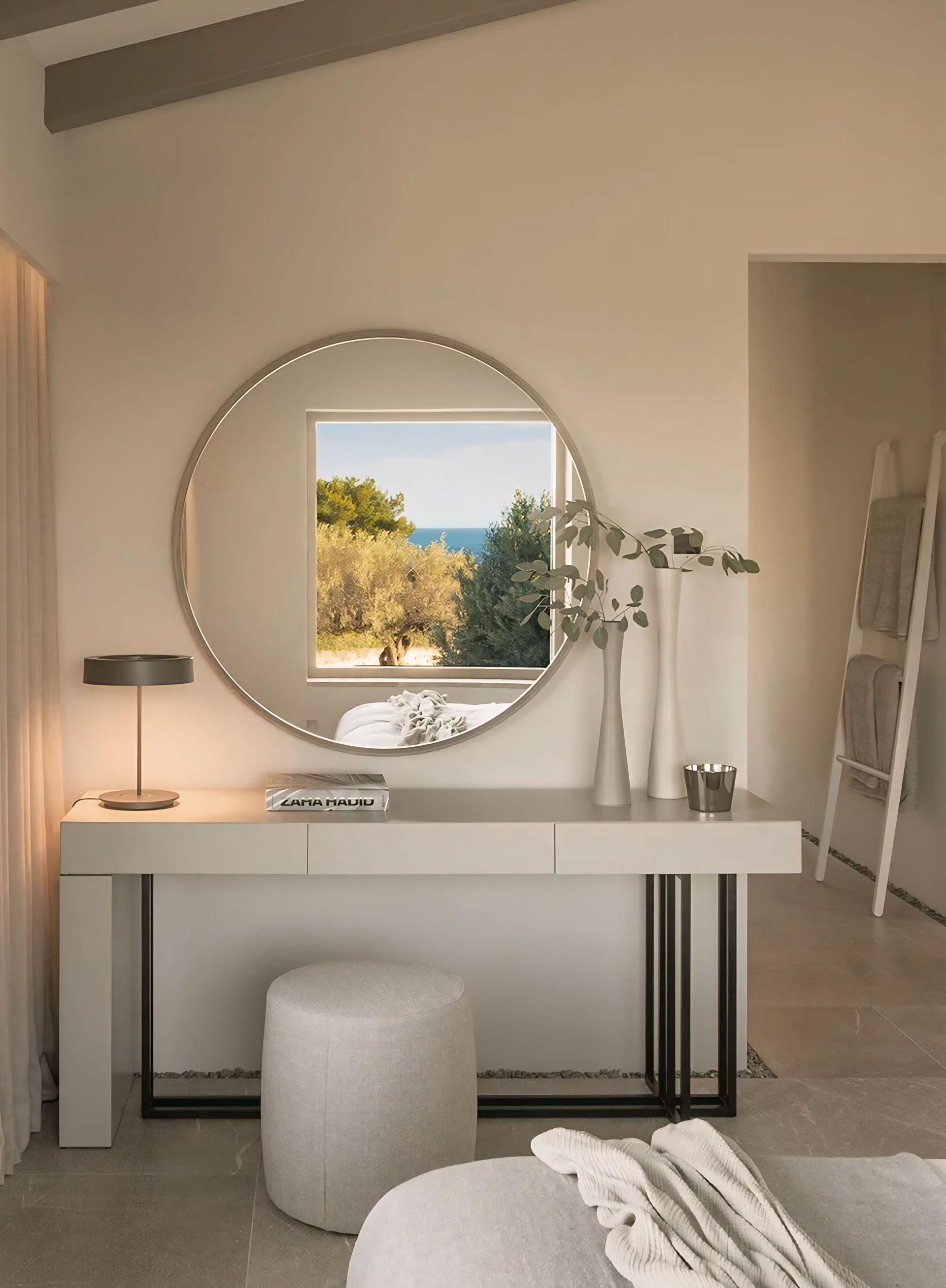 Een kamer met een ronde spiegel aan de muur