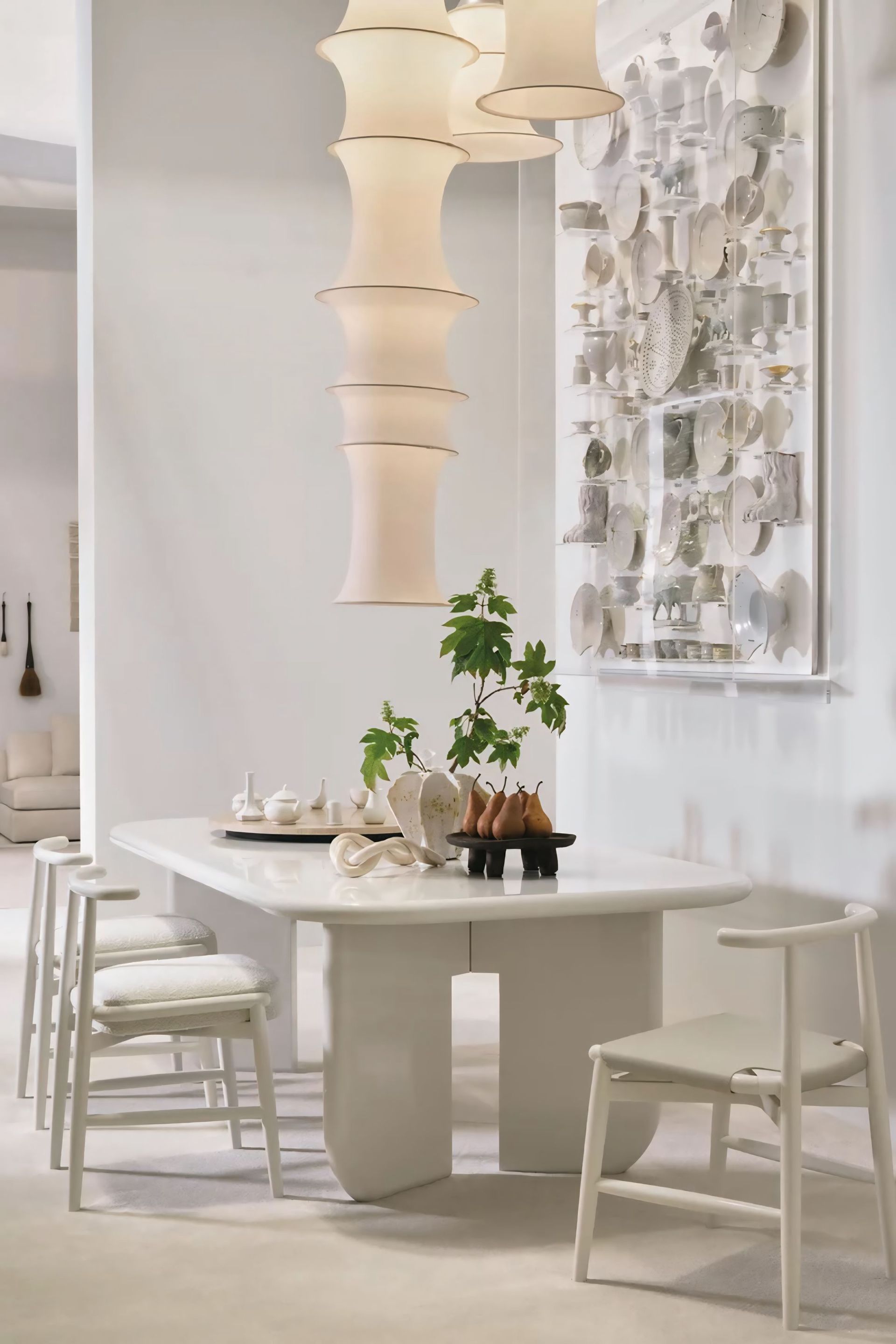 Een eetkamer met een tafel, stoelen en een schilderij aan de muur.