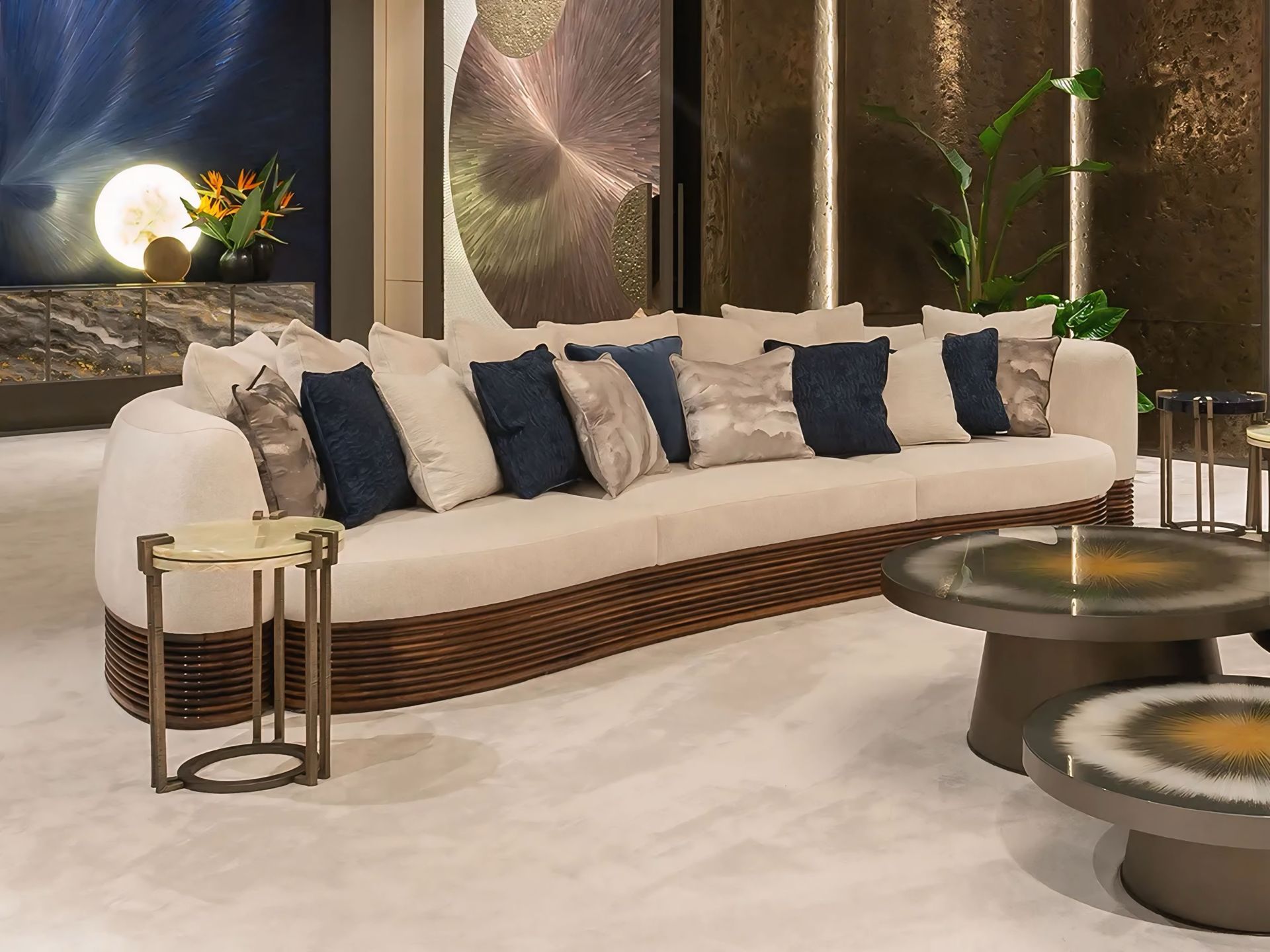 Een woonkamer met een bank en twee salontafels