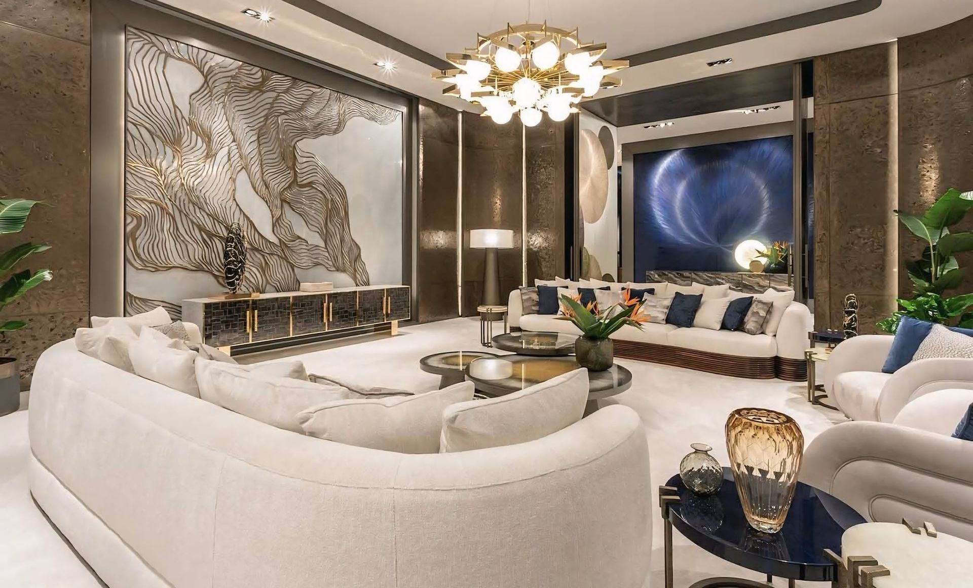 Een woonkamer met een bank, stoelen, tafels en een kroonluchter.