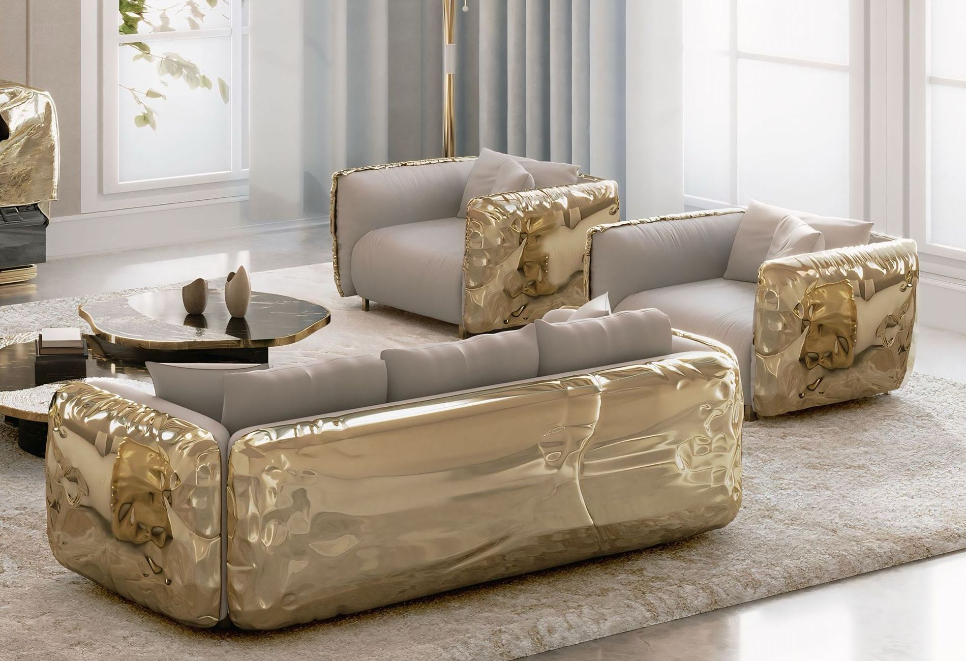 Een woonkamer met een bank, twee stoelen en een salontafel.