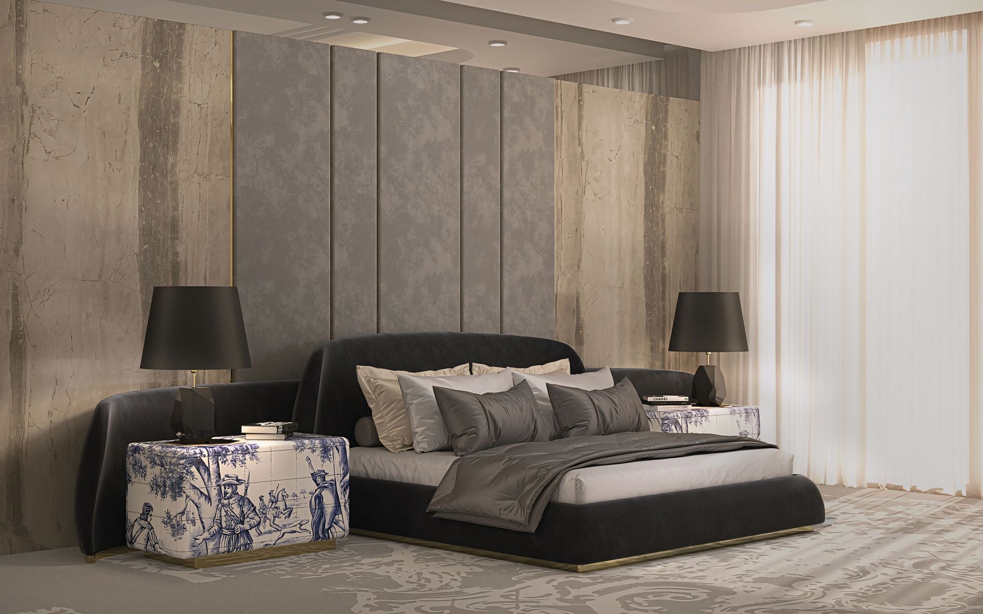 Een slaapkamer met een groot bed, nachtkastjes, lampen en een groot raam.